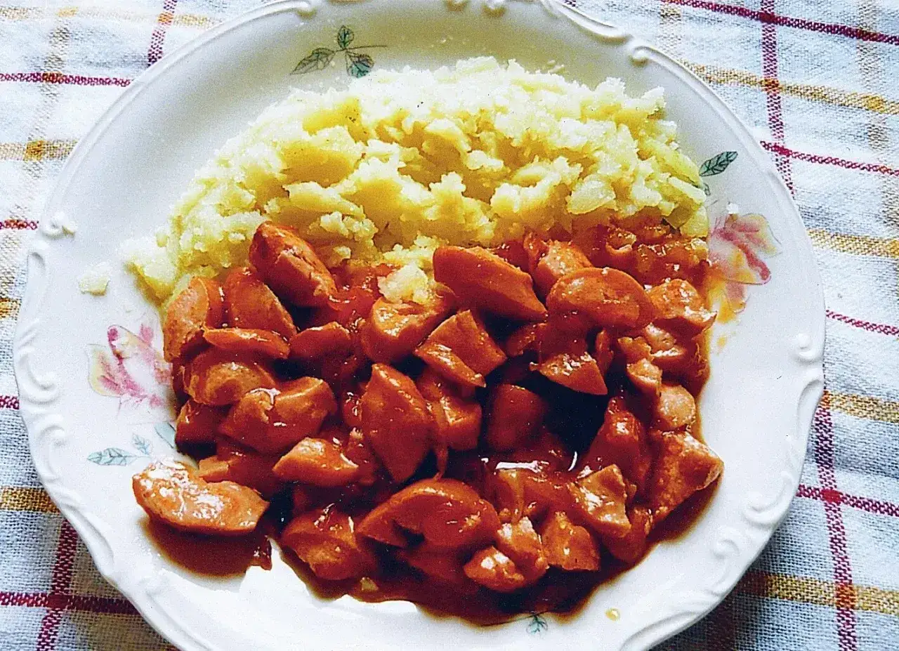 Pyszne parówki w sosie pomidorowym z puree ziemniaczanym. Idealny pomysł, co zrobić z parówek na obiad, gdy brakuje czasu.