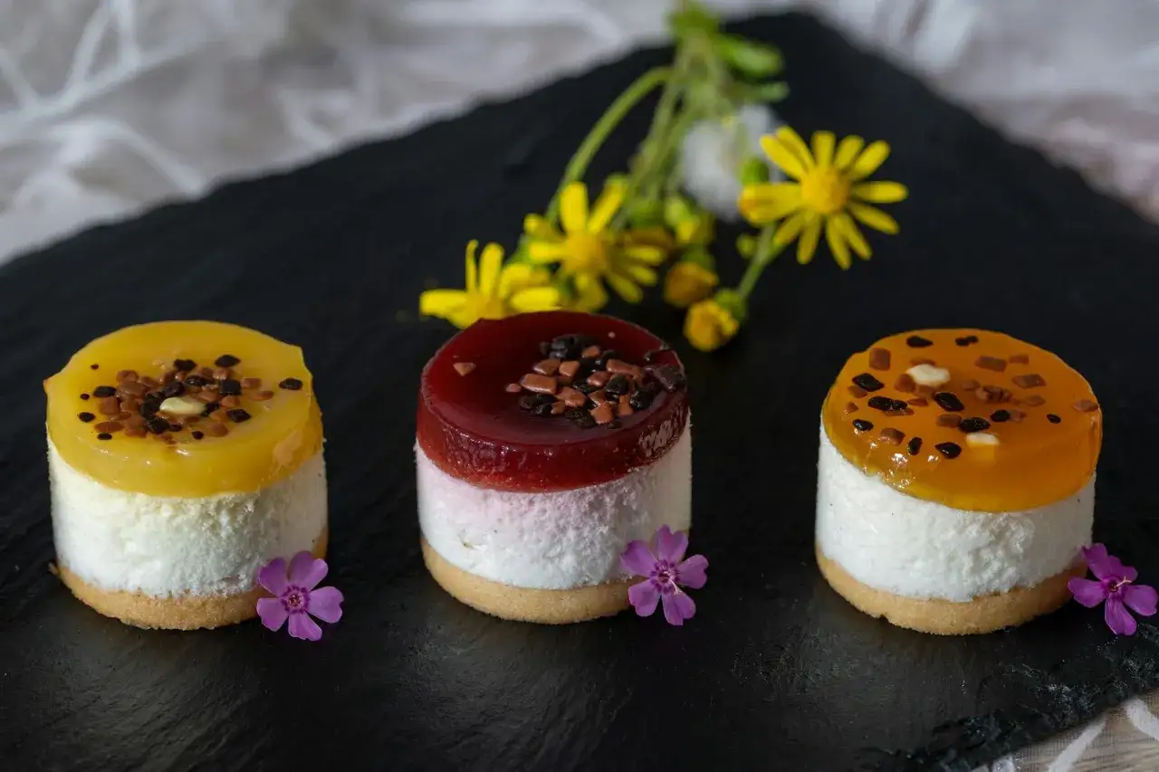 Trzy mini deserki z bitą śmietaną i galaretką. Dowiedz się, jak usztywnić bitą śmietanę galaretką, by uzyskać idealną konsystencję.