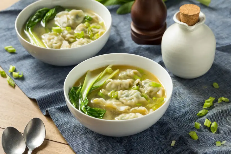 Zupa wonton - prosty sposób na lekką miskę pełną smaku